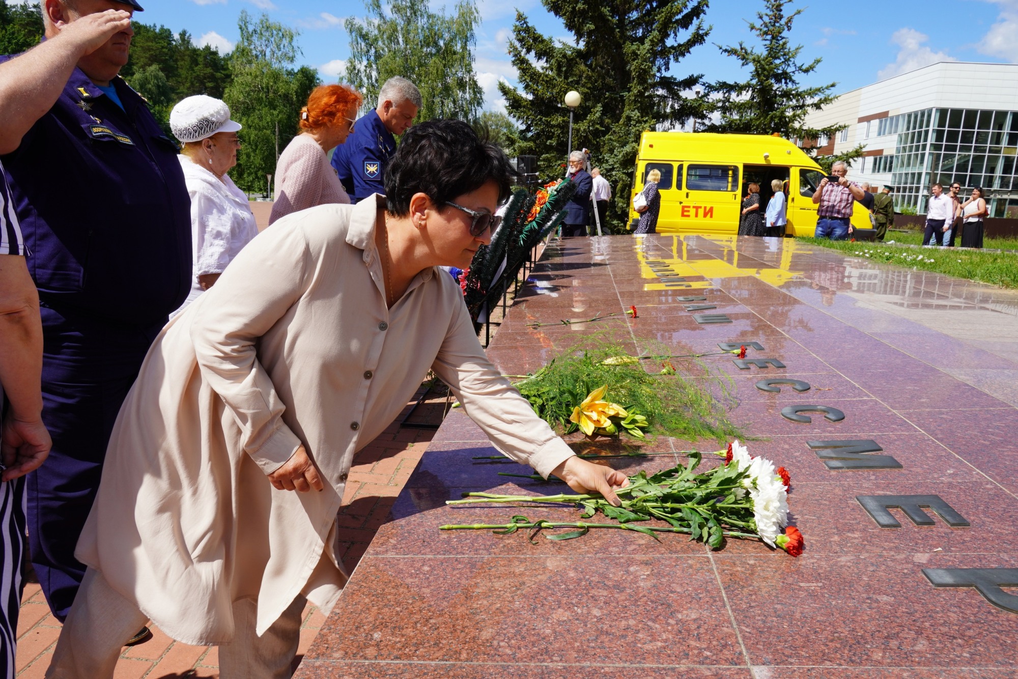 Участники митинга возложили цветы к Вечному огню